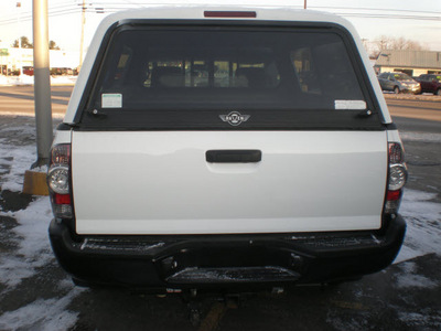 toyota tacoma 2009 white gasoline 4 cylinders 4 wheel drive 5 speed manual 13502