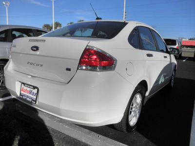 ford focus 2010 white sedan se gasoline 4 cylinders front wheel drive automatic 34474