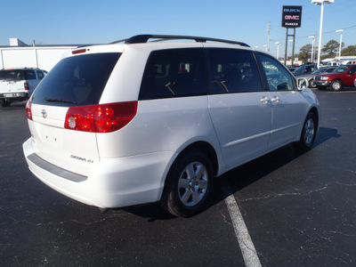 toyota sienna 2007 white van xle 7 passenger gasoline 6 cylinders front wheel drive automatic 28557