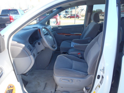 toyota sienna 2007 white van xle 7 passenger gasoline 6 cylinders front wheel drive automatic 28557