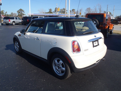 mini cooper 2008 white hatchback gasoline 4 cylinders front wheel drive automatic 28557