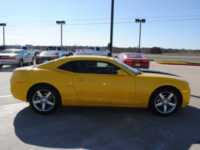 chevrolet camaro 2010 yellow coupe lt gasoline 6 cylinders rear wheel drive automatic 76087
