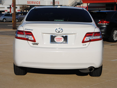 toyota camry 2011 white sedan le gasoline 4 cylinders front wheel drive automatic 75228