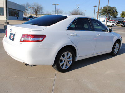 toyota camry 2011 white sedan le gasoline 4 cylinders front wheel drive automatic 75228