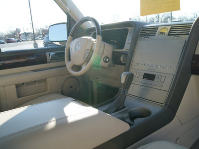 lincoln navigator 2004 white suv luxury gasoline 8 cylinders 4 wheel drive automatic 61008