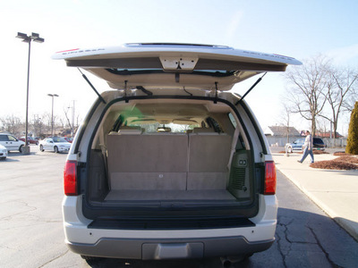 lincoln navigator 2004 white suv luxury gasoline 8 cylinders 4 wheel drive automatic 61008