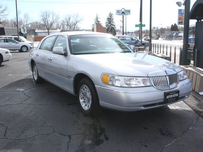 lincoln town car 1998 silver sedan signature gasoline v8 rear wheel drive automatic with overdrive 80110