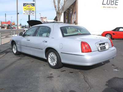 lincoln town car 1998 silver sedan signature gasoline v8 rear wheel drive automatic with overdrive 80110