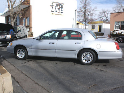 lincoln town car 1998 silver sedan signature gasoline v8 rear wheel drive automatic with overdrive 80110