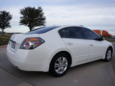 nissan altima 2010 white sedan 2 5 sl gasoline 4 cylinders front wheel drive automatic 76018