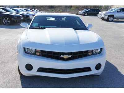 chevrolet camaro 2012 white coupe ls gasoline 6 cylinders rear wheel drive 6 spd auto onstar,1 yr safe and snd 77090