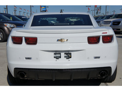 chevrolet camaro 2010 white coupe ss gasoline 8 cylinders rear wheel drive automatic 77090