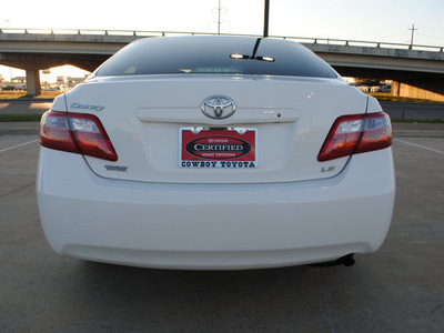 toyota camry 2009 white sedan le gasoline 4 cylinders front wheel drive automatic 75228