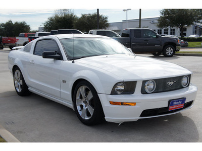 ford mustang 2007 white coupe gasoline 8 cylinders rear wheel drive standard 77090