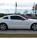 ford mustang 2007 white coupe gasoline 8 cylinders rear wheel drive standard 77090