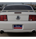 ford mustang 2007 white coupe gasoline 8 cylinders rear wheel drive standard 77090