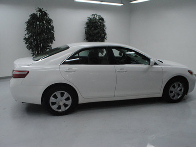 toyota camry 2009 white sedan le gasoline 4 cylinders front wheel drive automatic 91731