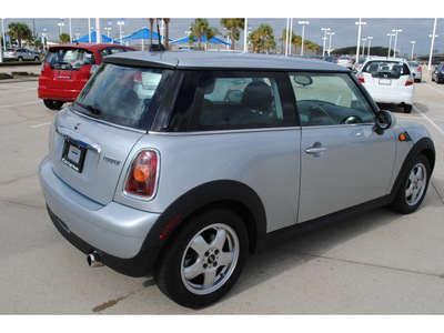 mini cooper 2009 silver hatchback gasoline 4 cylinders front wheel drive 6 speed manual 77065