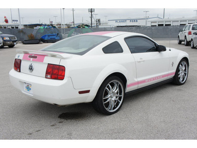 ford mustang 2006 white coupe gasoline 6 cylinders rear wheel drive 5 speed manual 77388