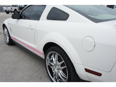 ford mustang 2006 white coupe gasoline 6 cylinders rear wheel drive 5 speed manual 77388