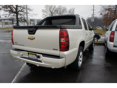 chevrolet avalanche 2008 white suv ltz flex fuel 8 cylinders 4 wheel drive automatic with overdrive 08902