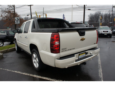 chevrolet avalanche 2008 white suv ltz flex fuel 8 cylinders 4 wheel drive automatic with overdrive 08902