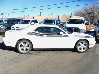 dodge challenger 2012 white coupe r t classic gasoline 8 cylinders rear wheel drive 6 speed manual 80301