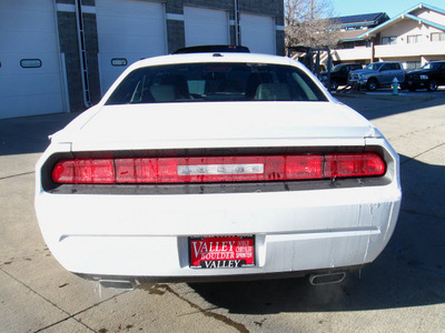 dodge challenger 2012 white coupe r t classic gasoline 8 cylinders rear wheel drive 6 speed manual 80301