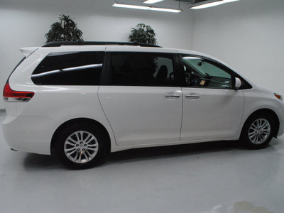 toyota sienna 2011 white van xle 8 passenger gasoline 6 cylinders front wheel drive automatic 91731