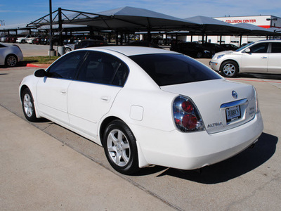 nissan altima 2006 white sedan 3 5 sl gasoline 6 cylinders front wheel drive automatic 76087