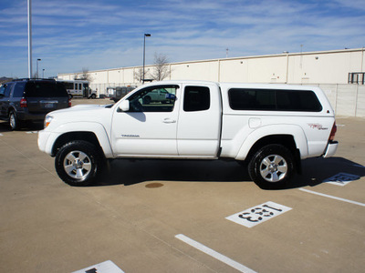 toyota tacoma 2008 white v6 gasoline 6 cylinders 4 wheel drive 6 speed manual 76108