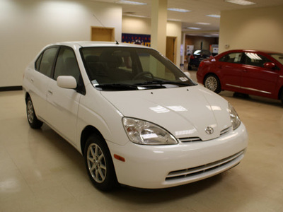 toyota prius 2002 white sedan hybrid 4 cylinders front wheel drive automatic 27707