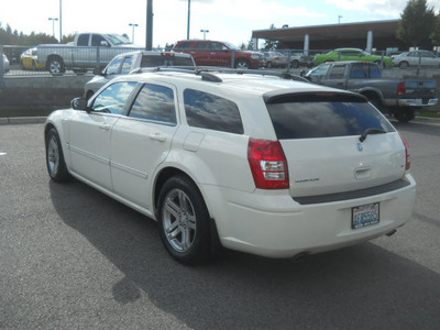 dodge magnum 2005 white wagon r t gasoline 8 cylinders rear wheel drive automatic with overdrive 99212