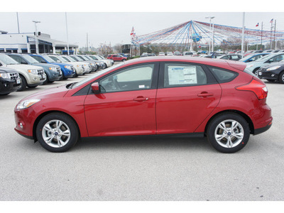 ford focus 2012 red hatchback se gasoline 4 cylinders front wheel drive automatic 77388