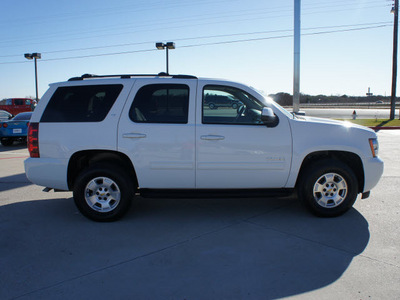 chevrolet tahoe 2011 white suv lt flex fuel 8 cylinders 4 wheel drive automatic 76087