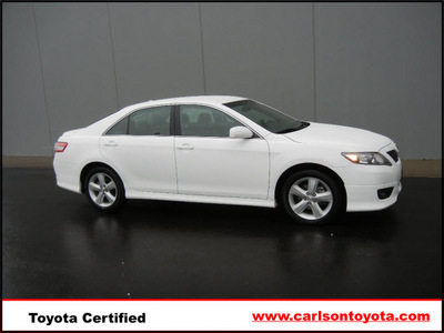 toyota camry 2011 white sedan se gasoline 4 cylinders front wheel drive automatic 55448