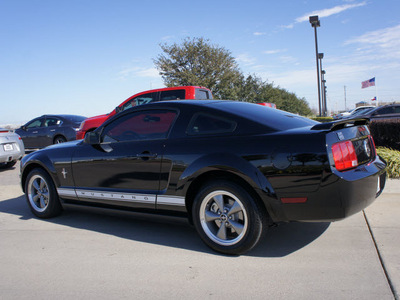 ford mustang 2006 black coupe v6 premium gasoline 6 cylinders rear wheel drive automatic with overdrive 76018