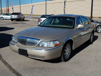 lincoln town car 2007 light french silk sedan signature limited gasoline 8 cylinders rear wheel drive automatic with overdrive 67210