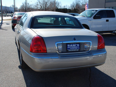 lincoln town car 2007 light french silk sedan signature limited gasoline 8 cylinders rear wheel drive automatic with overdrive 67210