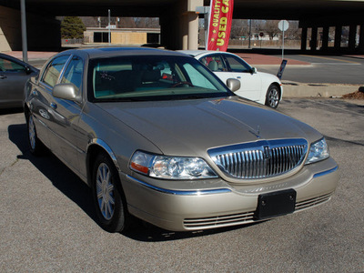 lincoln town car 2007 light french silk sedan signature limited gasoline 8 cylinders rear wheel drive automatic with overdrive 67210