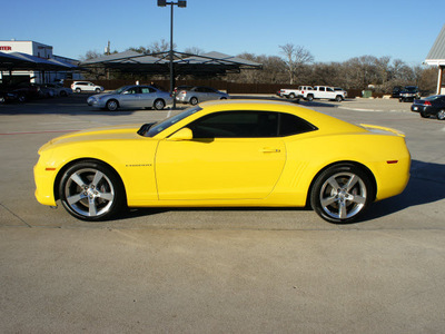 chevrolet camaro 2010 yellow coupe ss gasoline 8 cylinders rear wheel drive automatic 76087