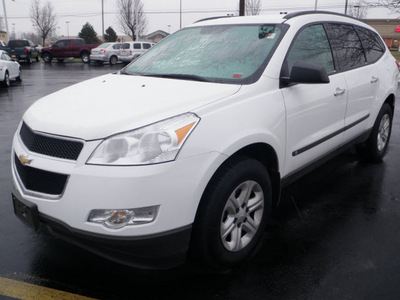 chevrolet traverse 2009 white suv ls gasoline 6 cylinders front wheel drive automatic 14221