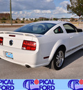 ford mustang 2005 white coupe gt gasoline 8 cylinders rear wheel drive automatic 32837