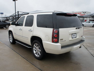 gmc yukon 2009 white suv denali gasoline 8 cylinders 2 wheel drive automatic 76087