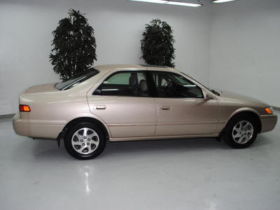 toyota camry 1998 gold sedan xle v6 gasoline 6 cylinders front wheel drive automatic 91731