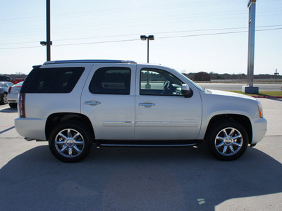 gmc yukon 2011 white suv denali flex fuel 8 cylinders all whee drive automatic 76087