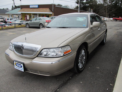 lincoln town car 2006 gold sedan signature ltd gasoline 8 cylinders rear wheel drive automatic with overdrive 13502