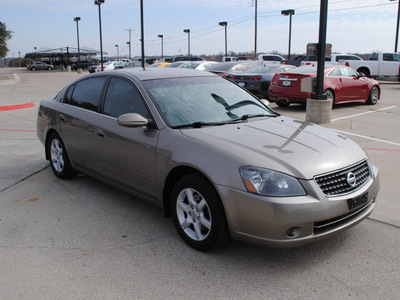 nissan altima 2005 gray sedan 2 5 s gasoline 4 cylinders front wheel drive automatic 76087