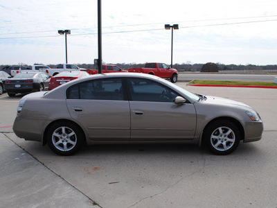 nissan altima 2005 gray sedan 2 5 s gasoline 4 cylinders front wheel drive automatic 76087