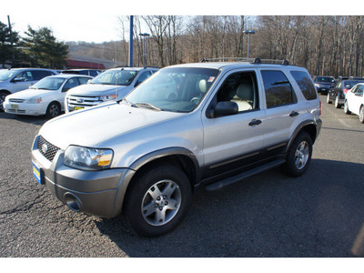 ford escape 2005 silver suv xlt gasoline 6 cylinders all whee drive 4 speed automatic 07060